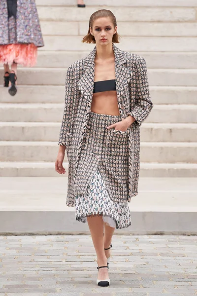 Look 10